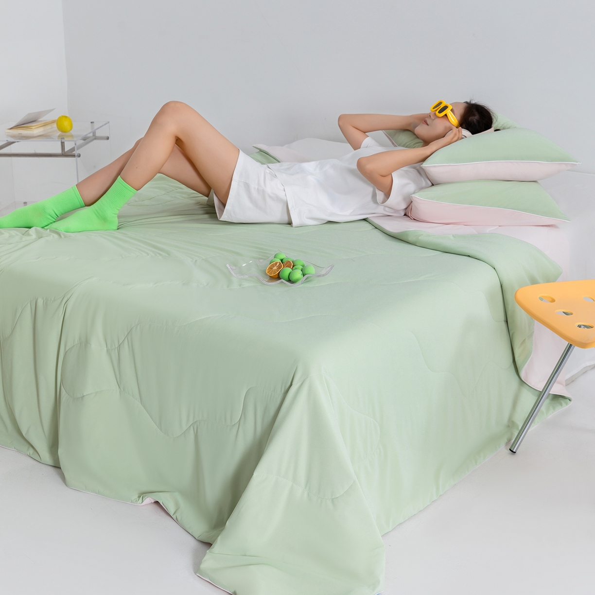 91家纺网 家纺一手货源 找家纺 梵心家纺 2026新款凉感A类氨纶凉感丝夏被（10%氨纶）空调被大豆夏凉被 果绿+冰莓粉