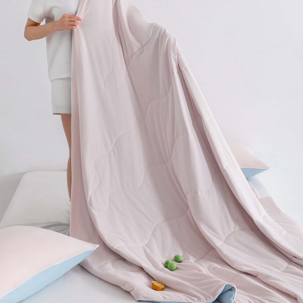 91家纺网 家纺一手货源 找家纺 梵心家纺 2026新款凉感A类氨纶凉感丝夏被（10%氨纶）空调被大豆夏凉被 冰莓粉+浅蓝