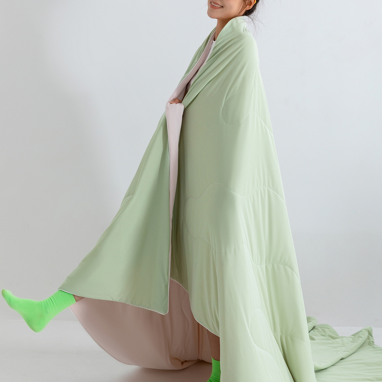 91家纺网 家纺一手货源 找家纺 梵心家纺 2026新款凉感A类氨纶凉感丝夏被（10%氨纶）空调被大豆夏凉被 果绿+冰莓粉