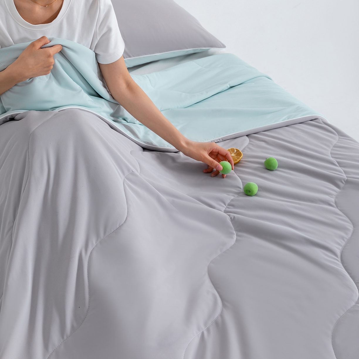 91家纺网 家纺一手货源 找家纺 梵心家纺 2026新款凉感A类氨纶凉感丝夏被（10%氨纶）空调被大豆夏凉被 珍珠灰+水蓝