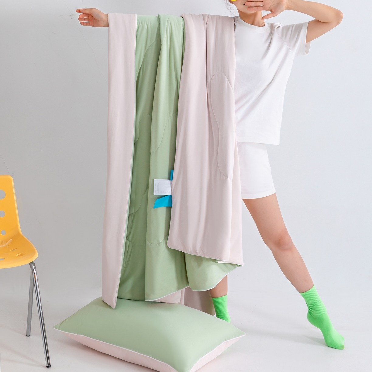 91家纺网 家纺一手货源 找家纺 梵心家纺 2026新款凉感A类氨纶凉感丝夏被（10%氨纶）空调被大豆夏凉被 果绿+冰莓粉