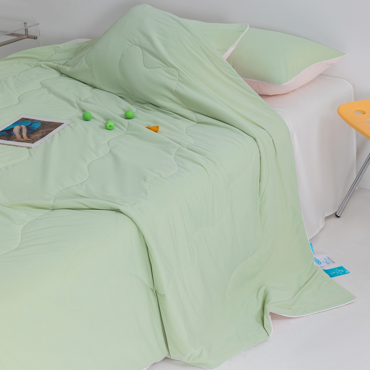 91家纺网 家纺一手货源 找家纺 梵心家纺 2026新款凉感A类氨纶凉感丝夏被（10%氨纶）空调被大豆夏凉被 果绿+冰莓粉