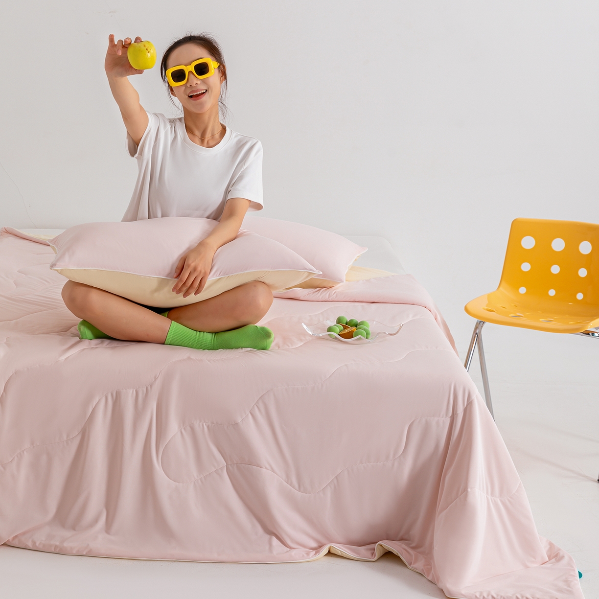 91家纺网 家纺一手货源 找家纺 梵心家纺 2026新款凉感A类氨纶凉感丝夏被（10%氨纶）空调被大豆夏凉被 冰莓粉+淡黄