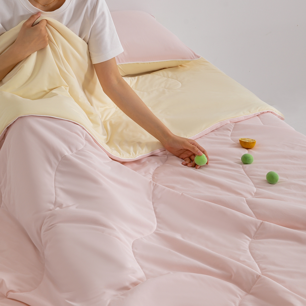 91家纺网 家纺一手货源 找家纺 梵心家纺 2026新款凉感A类氨纶凉感丝夏被（10%氨纶）空调被大豆夏凉被 冰莓粉+淡黄