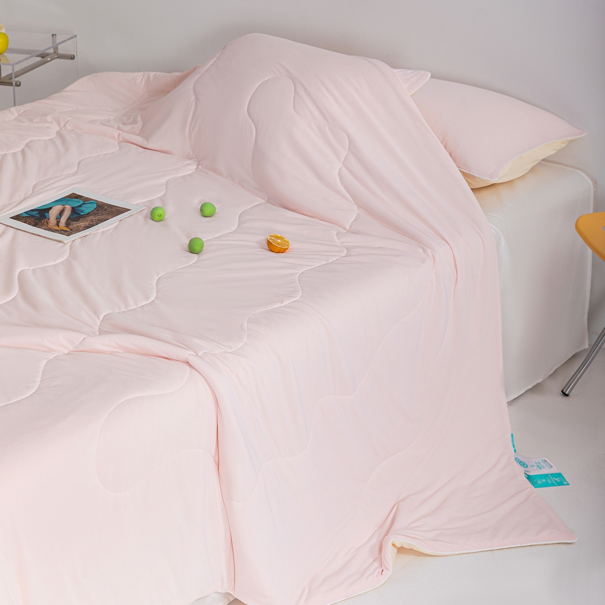 91家纺网 家纺一手货源 找家纺 梵心家纺 2026新款凉感A类氨纶凉感丝夏被（10%氨纶）空调被大豆夏凉被 冰莓粉+淡黄