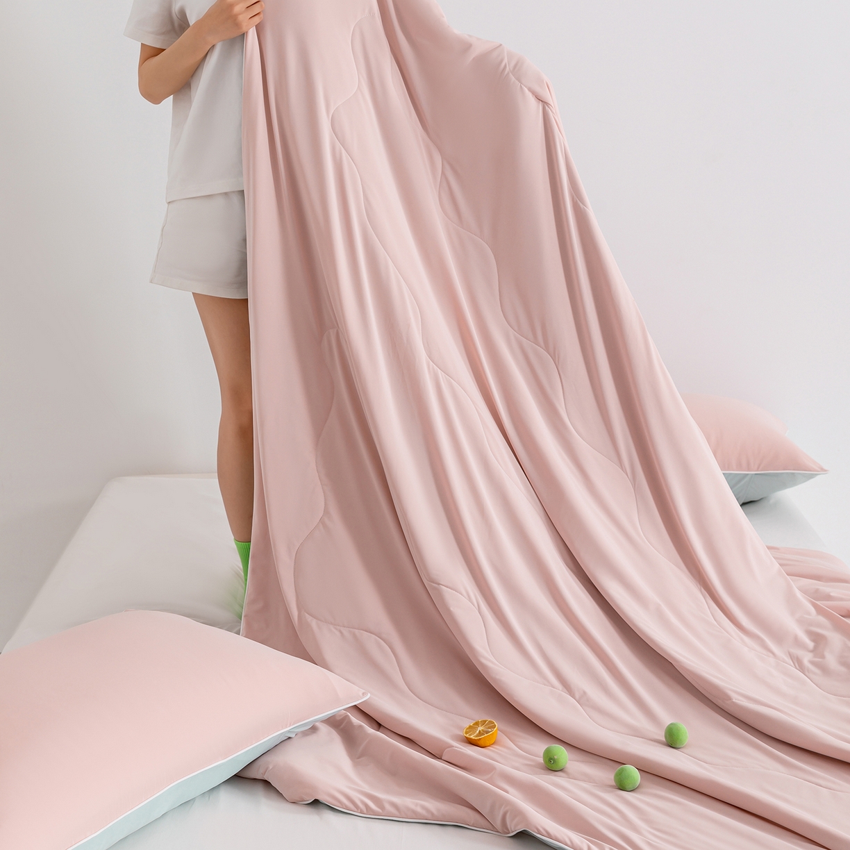 91家纺网 家纺一手货源 找家纺 梵心家纺 2026新款凉感A类氨纶凉感丝夏被（10%氨纶）空调被大豆夏凉被 白桃粉+海风兰