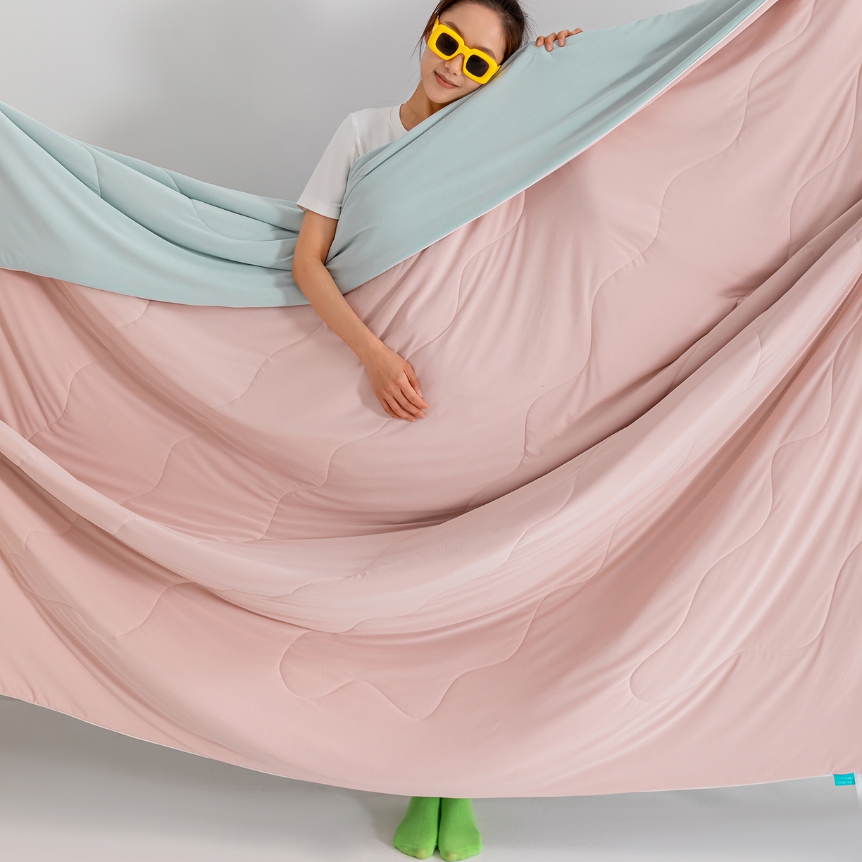 91家纺网 家纺一手货源 找家纺 梵心家纺 2026新款凉感A类氨纶凉感丝夏被（10%氨纶）空调被大豆夏凉被 白桃粉+海风兰