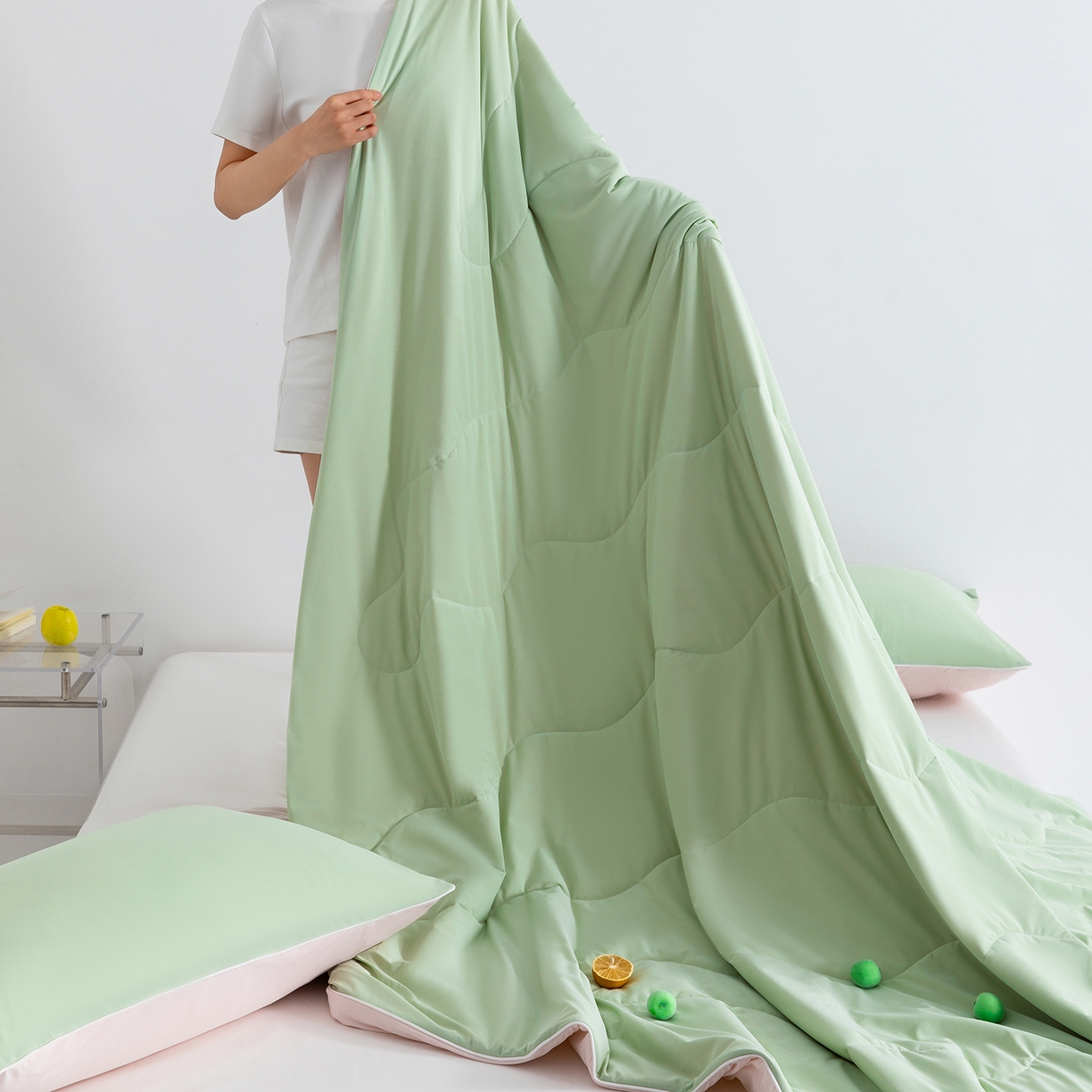 91家纺网 家纺一手货源 找家纺 梵心家纺 2026新款凉感A类氨纶凉感丝夏被（10%氨纶）空调被大豆夏凉被 果绿+冰莓粉