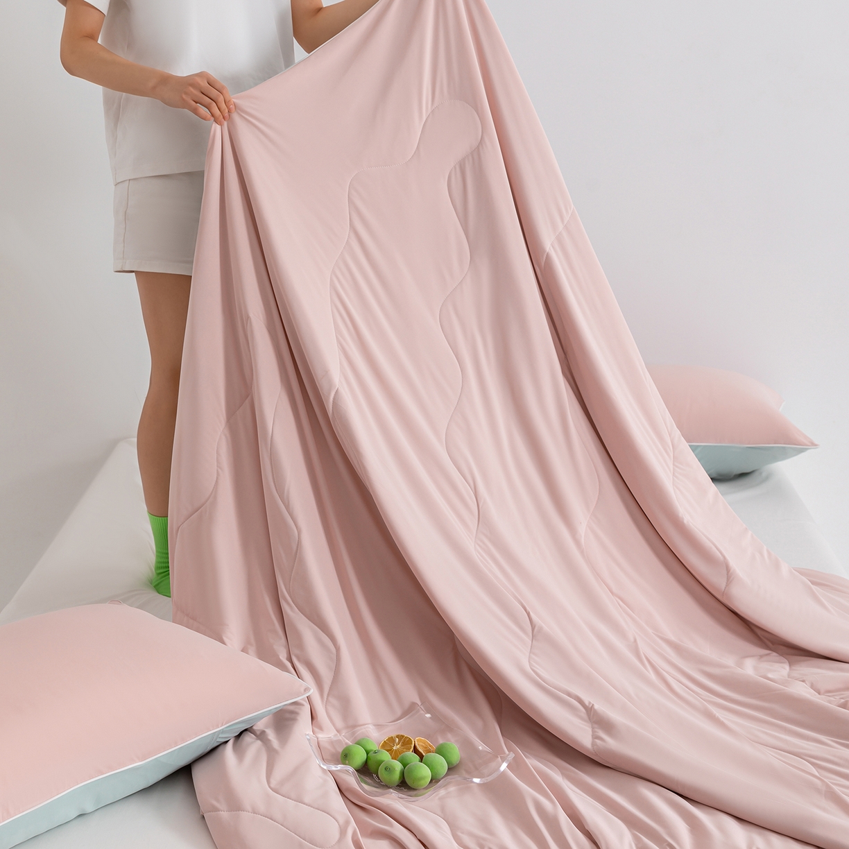 91家纺网 家纺一手货源 找家纺 梵心家纺 2026新款凉感A类氨纶凉感丝夏被（10%氨纶）空调被大豆夏凉被 白桃粉+海风兰