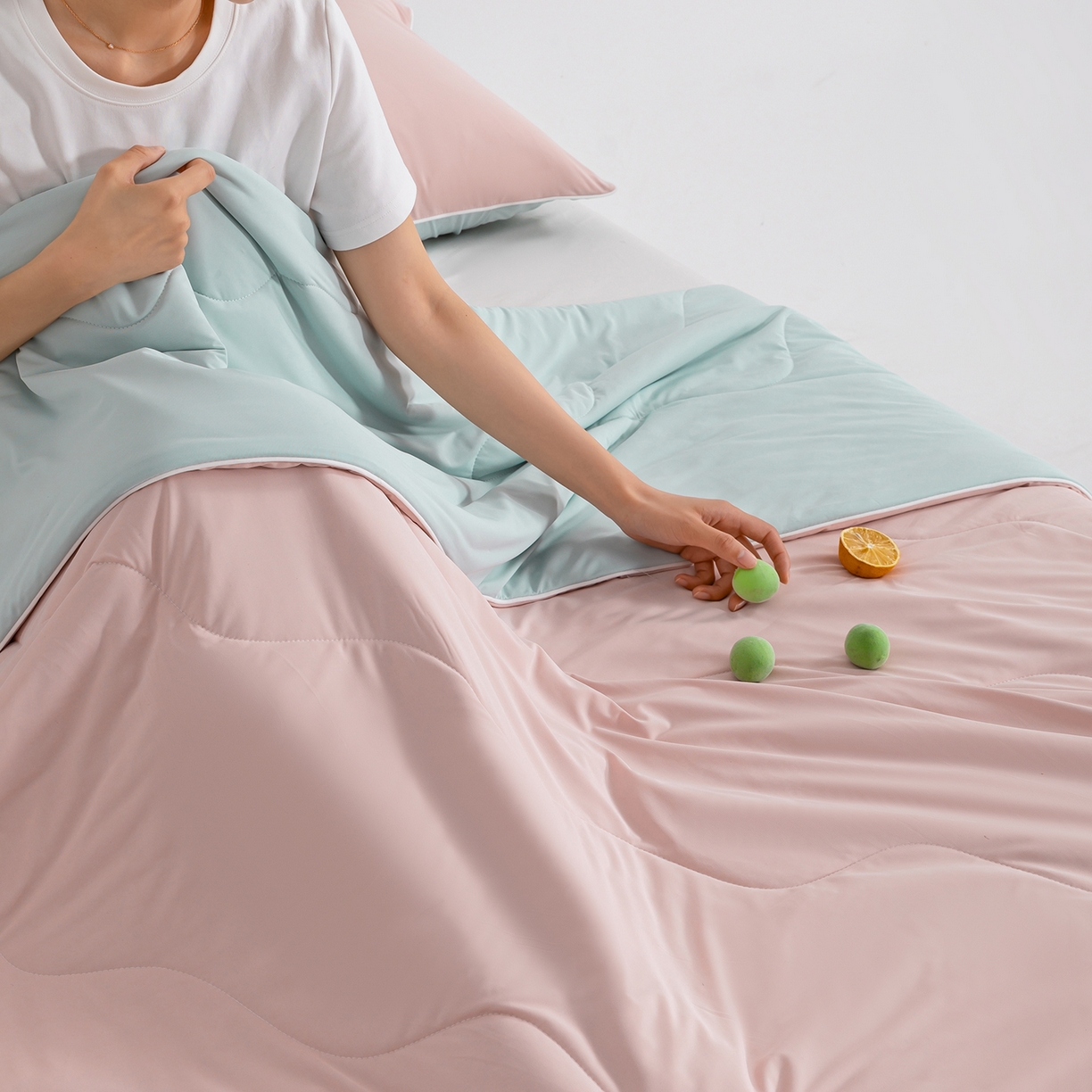 91家纺网 家纺一手货源 找家纺 梵心家纺 2026新款凉感A类氨纶凉感丝夏被（10%氨纶）空调被大豆夏凉被 白桃粉+海风兰