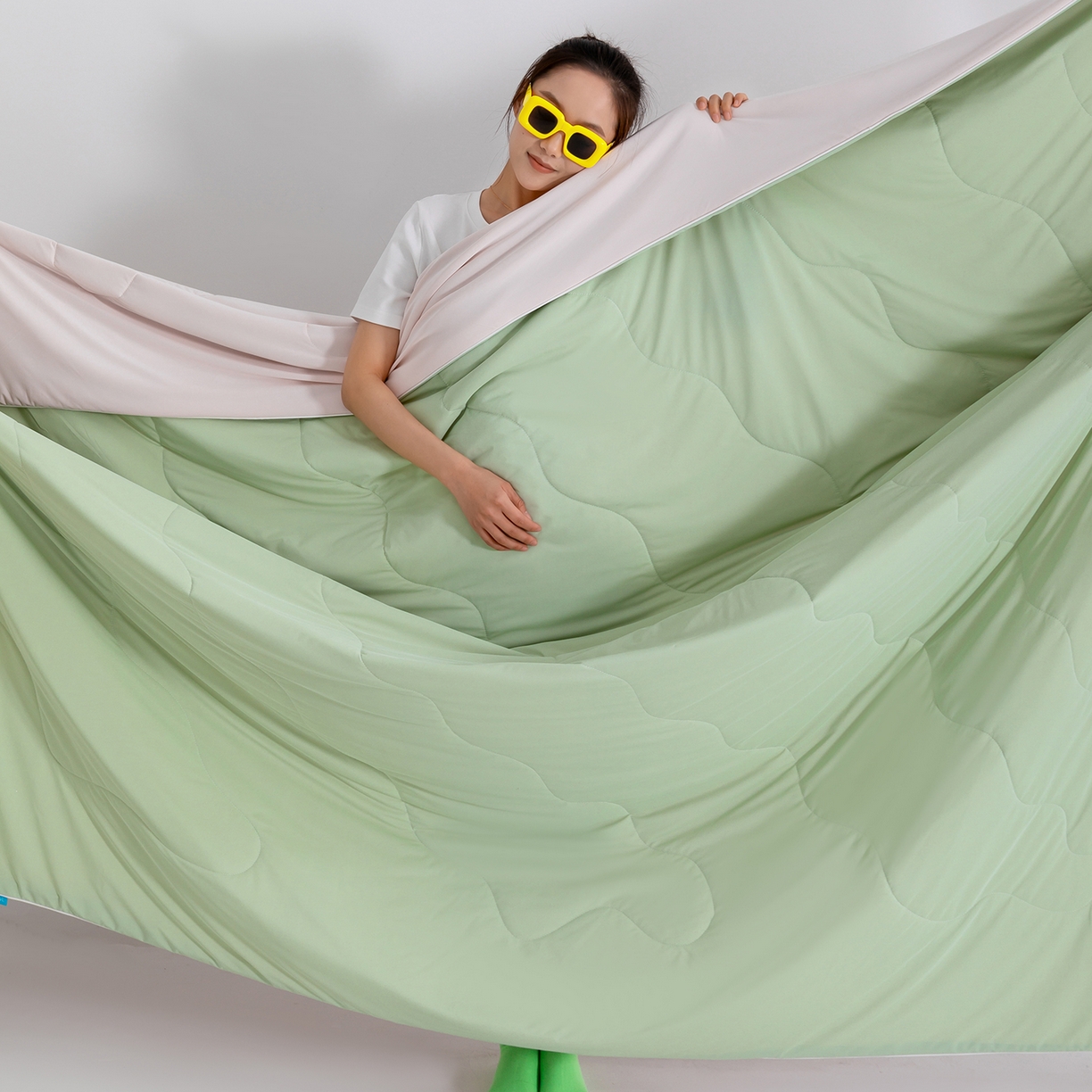 91家纺网 家纺一手货源 找家纺 梵心家纺 2026新款凉感A类氨纶凉感丝夏被（10%氨纶）空调被大豆夏凉被 果绿+冰莓粉