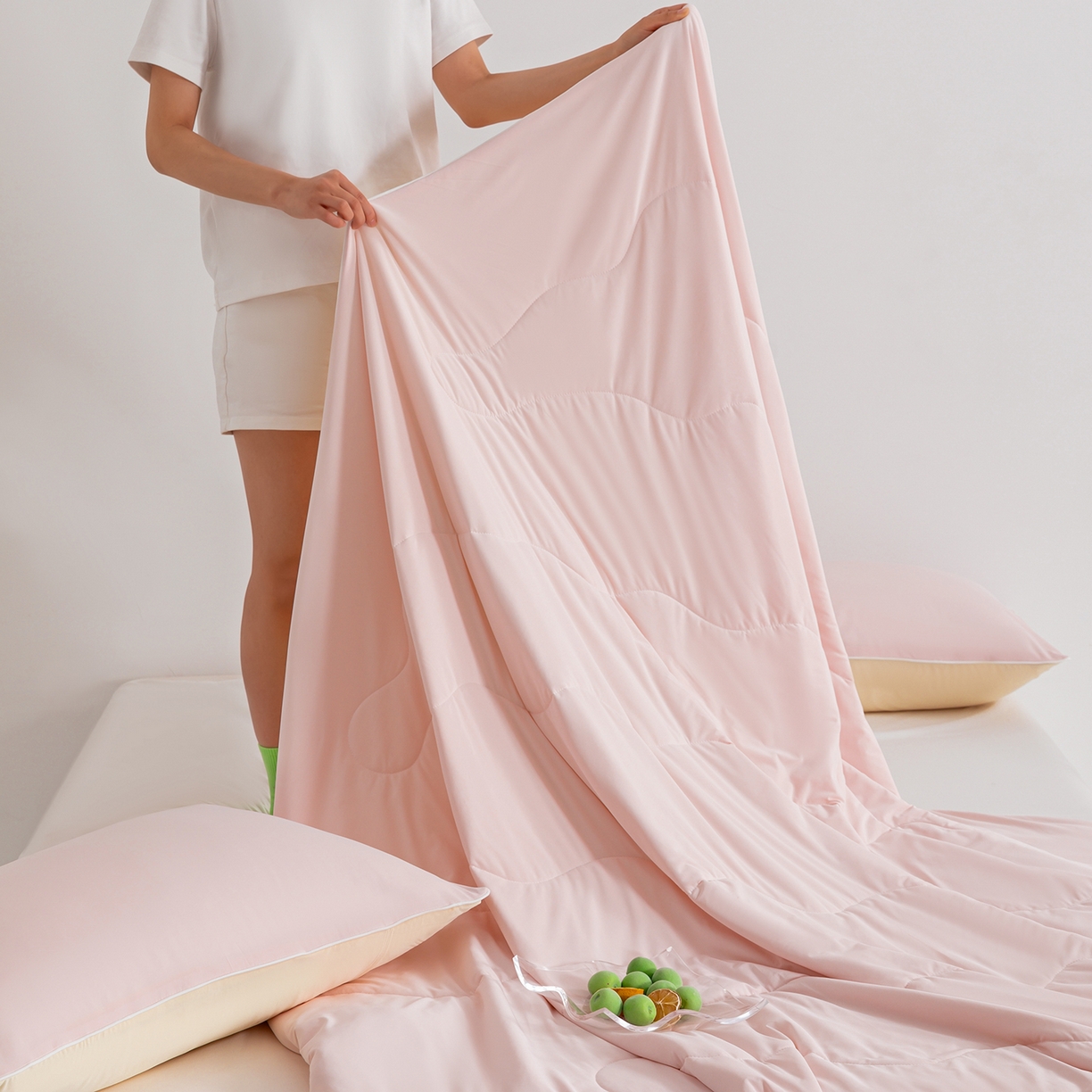 91家纺网 家纺一手货源 找家纺 梵心家纺 2026新款凉感A类氨纶凉感丝夏被（10%氨纶）空调被大豆夏凉被 冰莓粉+淡黄