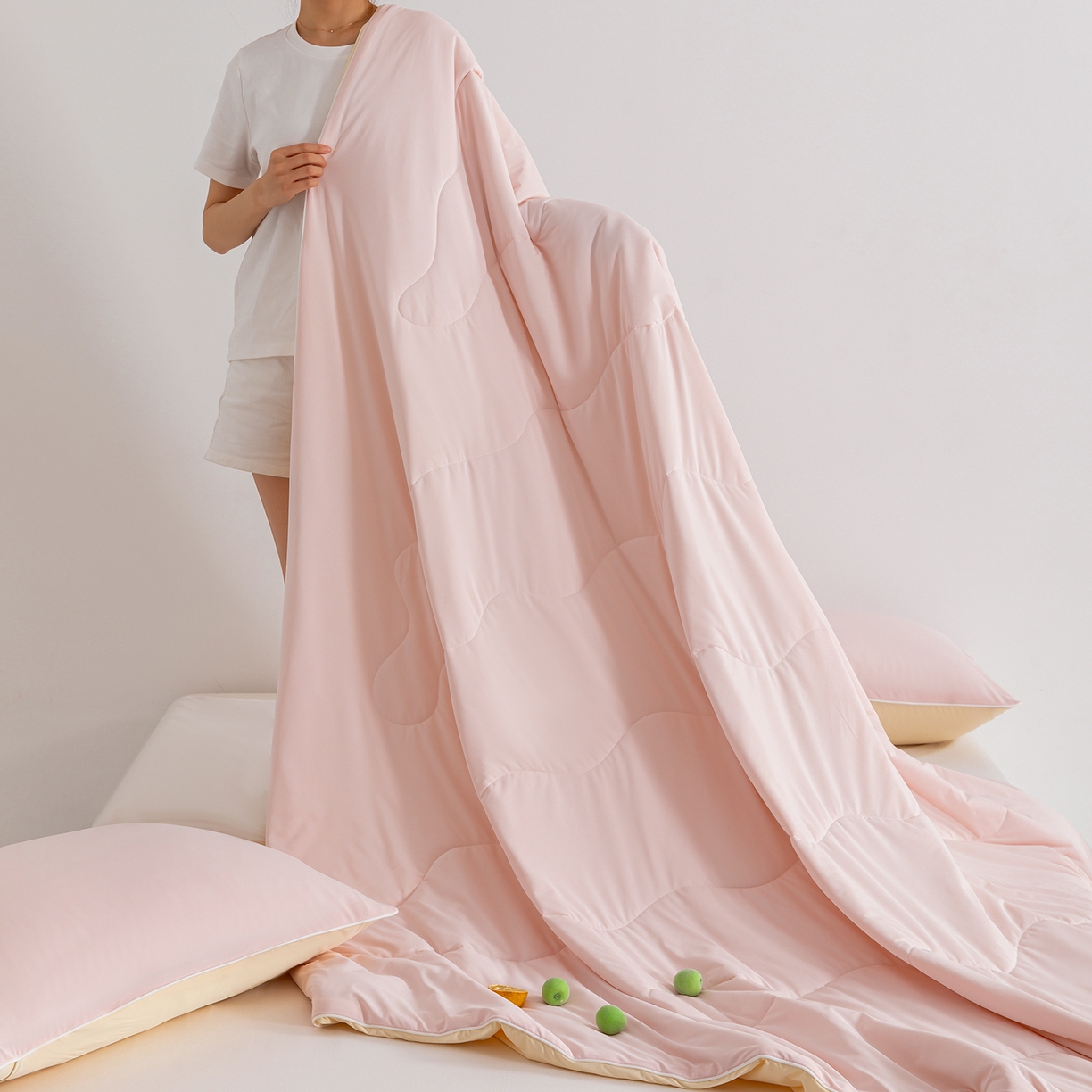 91家纺网 家纺一手货源 找家纺 梵心家纺 2026新款凉感A类氨纶凉感丝夏被（10%氨纶）空调被大豆夏凉被 冰莓粉+淡黄