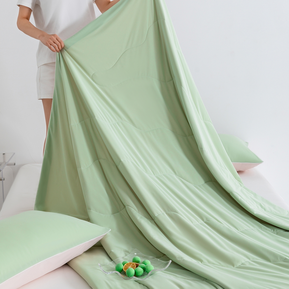 91家纺网 家纺一手货源 找家纺 梵心家纺 2026新款凉感A类氨纶凉感丝夏被（10%氨纶）空调被大豆夏凉被 果绿+冰莓粉