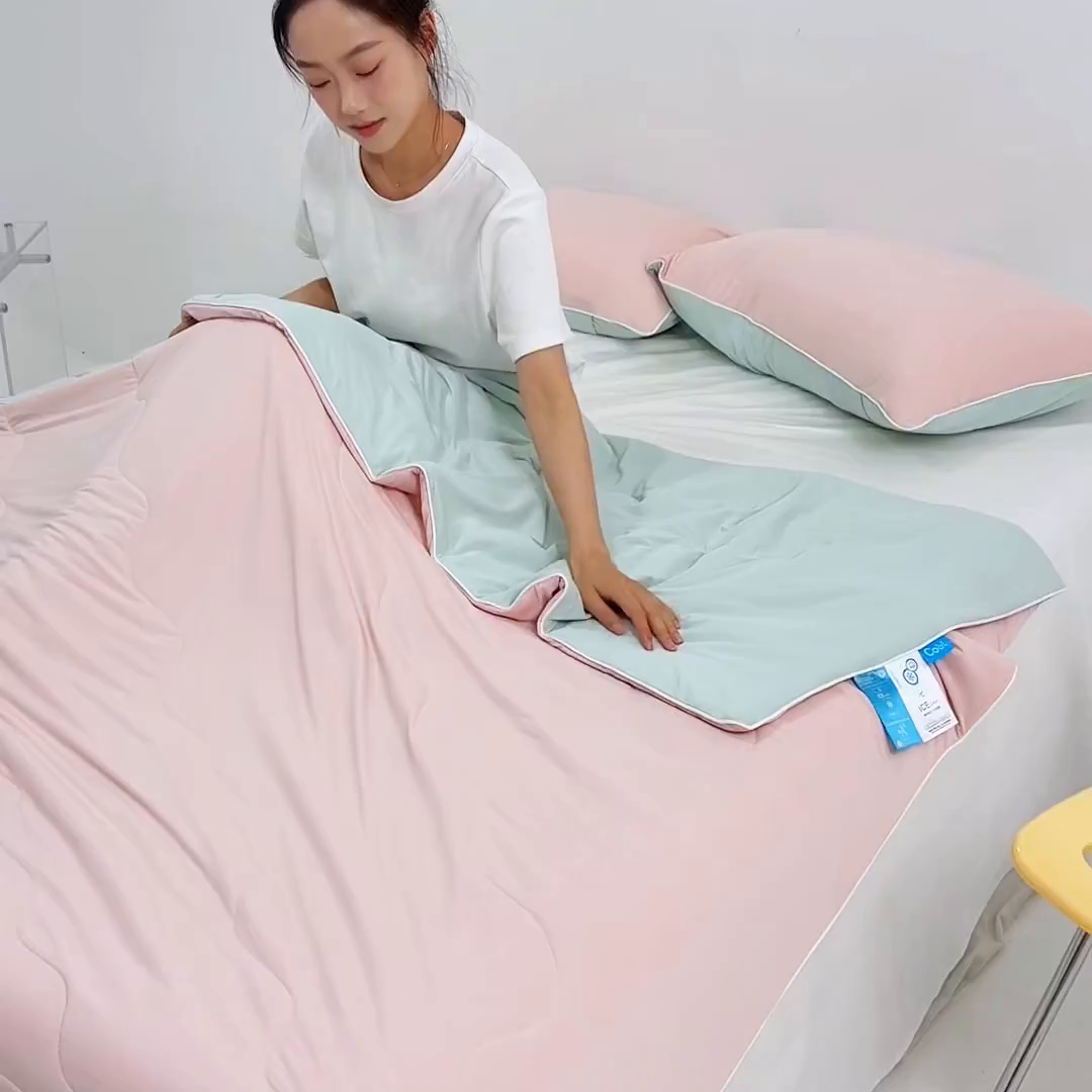 91家纺网 家纺一手货源 找家纺 梵心家纺 2026新款凉感A类氨纶凉感丝夏被（10%氨纶）空调被大豆夏凉被 白桃粉+海风兰