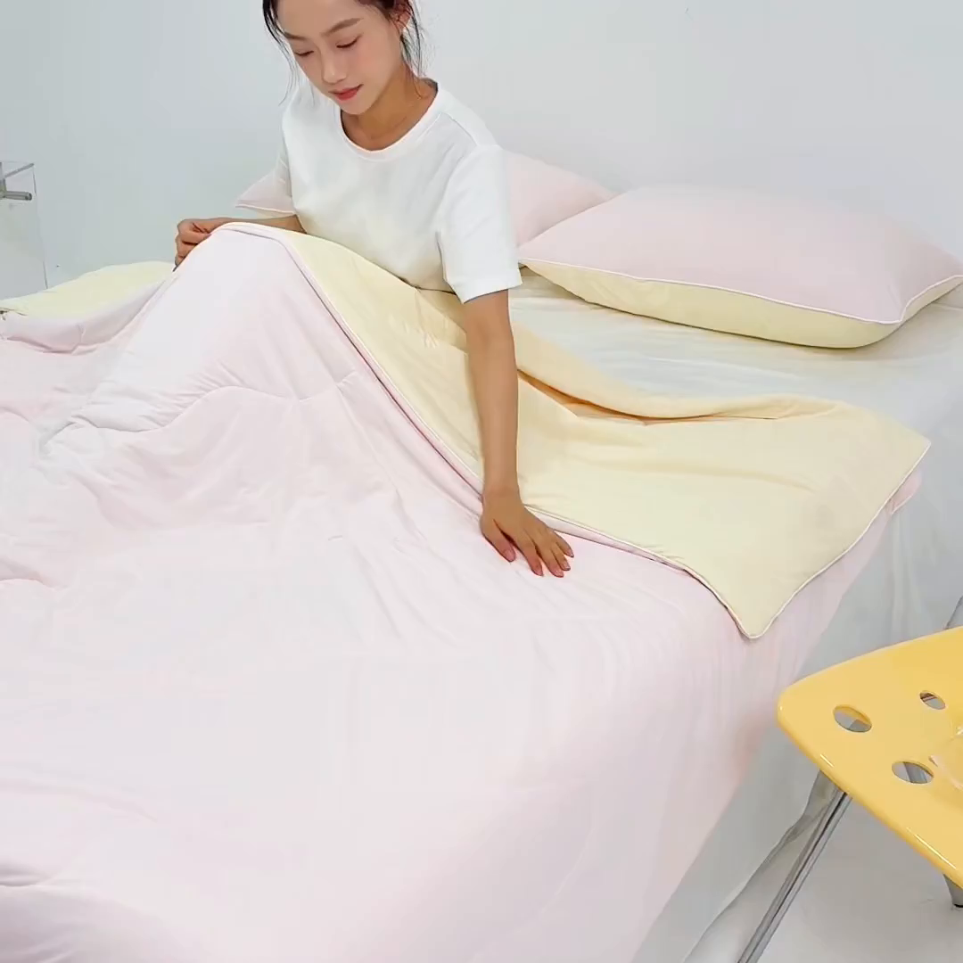 91家纺网 家纺一手货源 找家纺 梵心家纺 2026新款凉感A类氨纶凉感丝夏被（10%氨纶）空调被大豆夏凉被 冰莓粉+淡黄