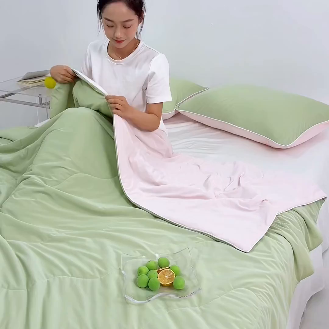 91家纺网 家纺一手货源 找家纺 梵心家纺 2026新款凉感A类氨纶凉感丝夏被（10%氨纶）空调被大豆夏凉被 果绿+冰莓粉