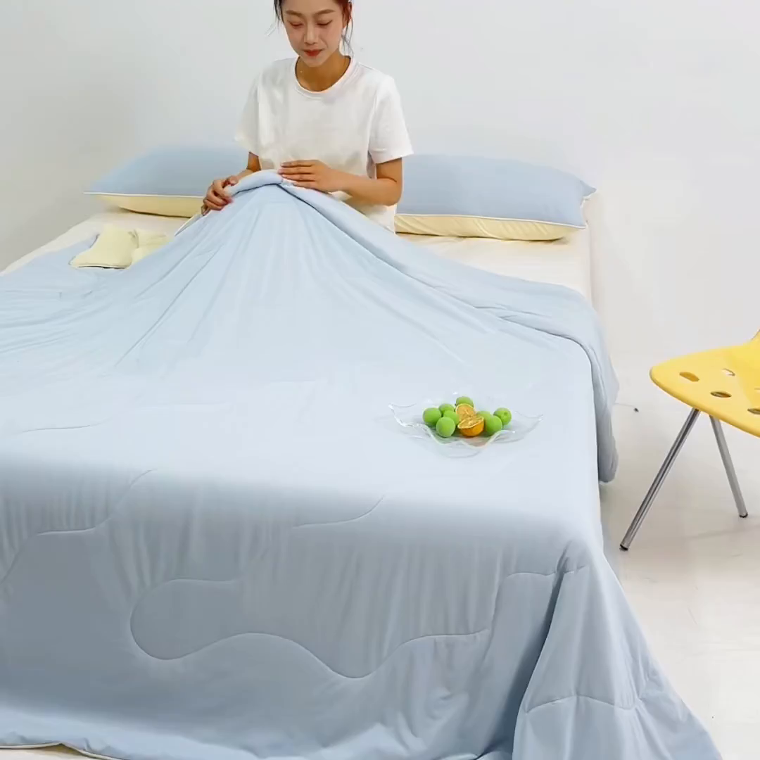 91家纺网 家纺一手货源 找家纺 梵心家纺 2026新款凉感A类氨纶凉感丝夏被（10%氨纶）空调被大豆夏凉被 浅蓝+淡黄