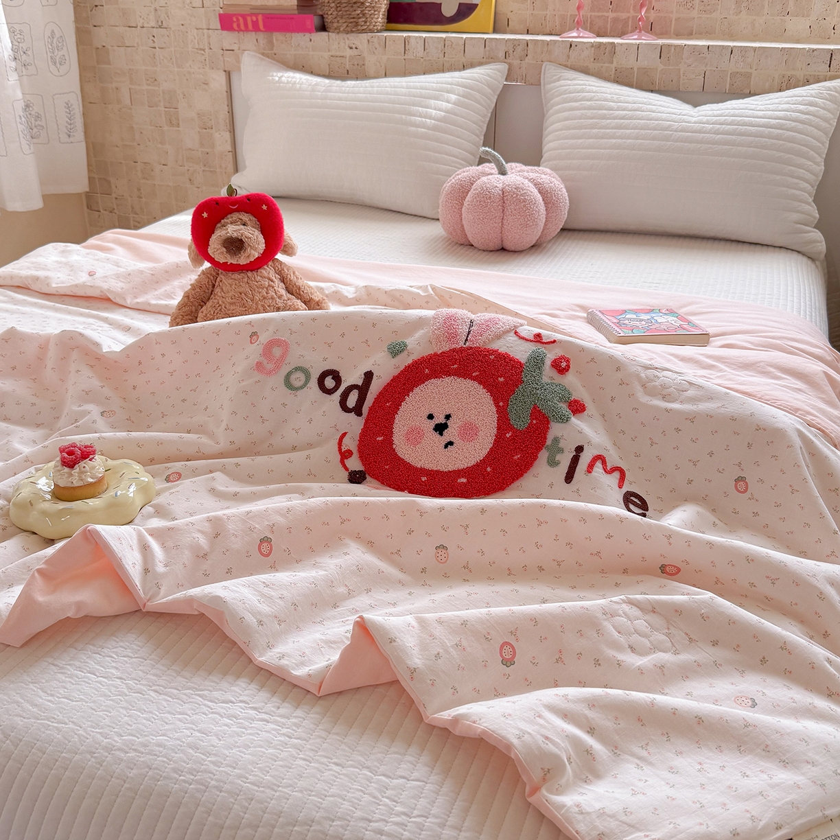 91家纺网 家纺一手货源 找家纺 有货 2026新款棉麻提花印花毛巾绣夏被春秋被被子被芯-甜趣 草莓兔