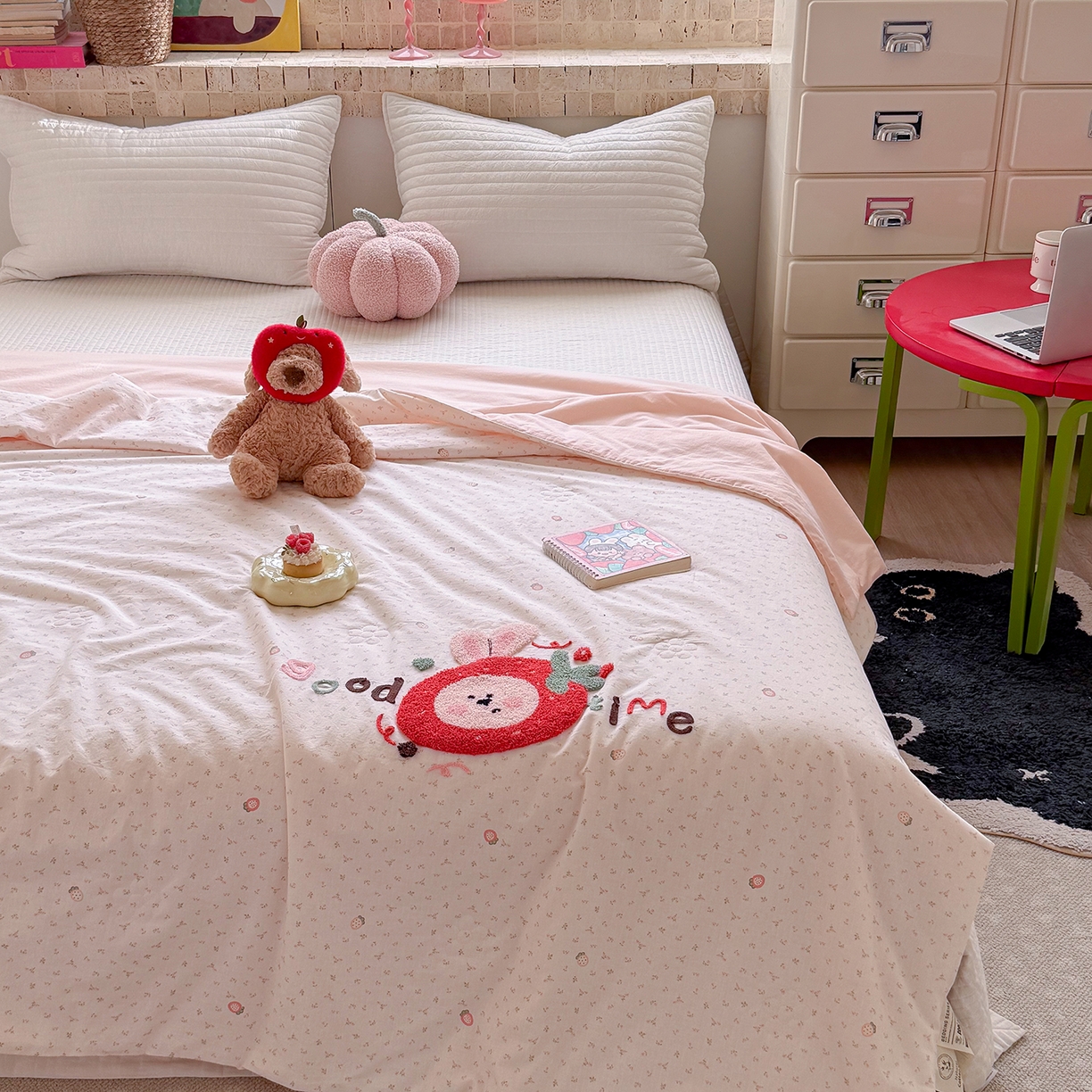 91家纺网 家纺一手货源 找家纺 有货 2026新款棉麻提花印花毛巾绣夏被春秋被被子被芯-甜趣 草莓兔