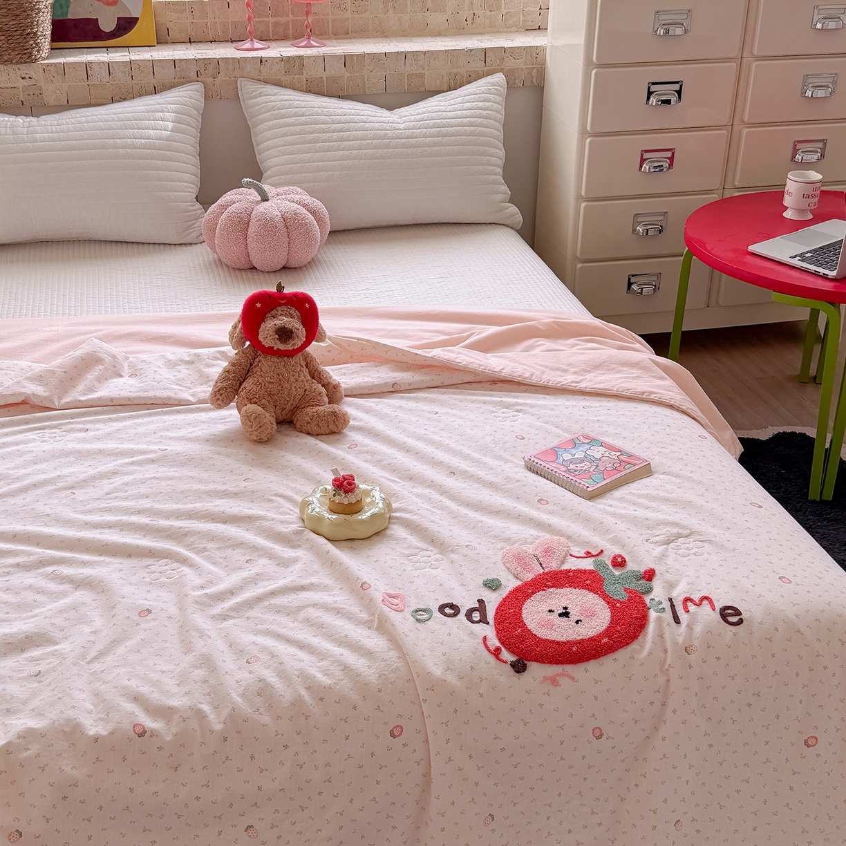 91家纺网 家纺一手货源 找家纺 有货 2026新款棉麻提花印花毛巾绣夏被春秋被被子被芯-甜趣 草莓兔