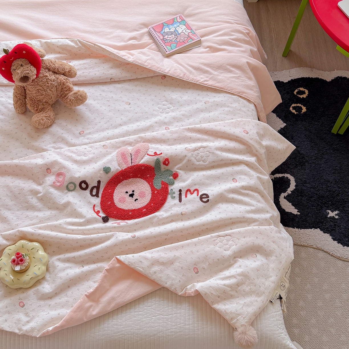 91家纺网 家纺一手货源 找家纺 有货 2026新款棉麻提花印花毛巾绣夏被春秋被被子被芯-甜趣 草莓兔