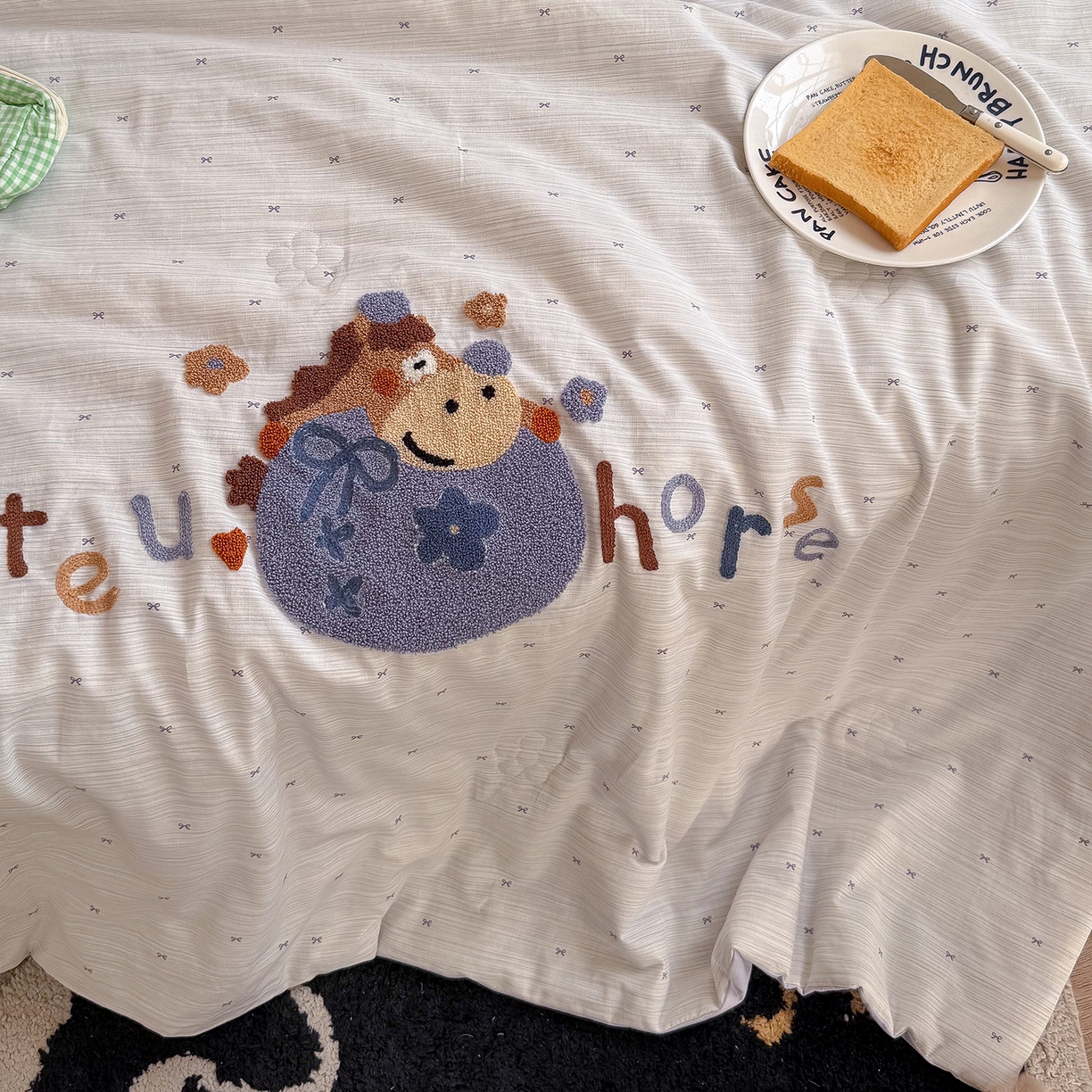 91家纺网 家纺一手货源 找家纺 有货 2026新款棉麻提花印花毛巾绣夏被春秋被被子被芯-甜趣 蓝莓马