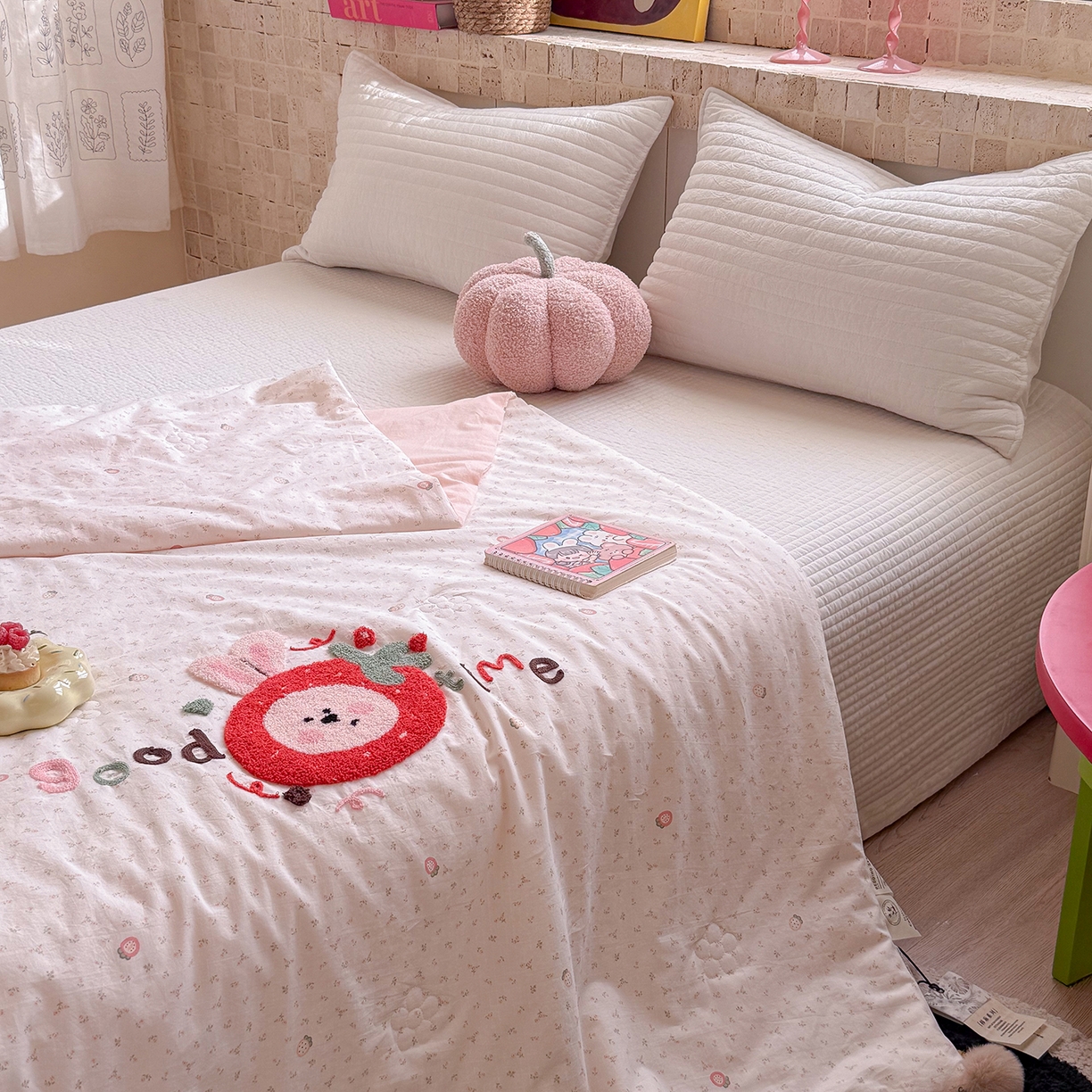 91家纺网 家纺一手货源 找家纺 有货 2026新款棉麻提花印花毛巾绣夏被春秋被被子被芯-甜趣 草莓兔