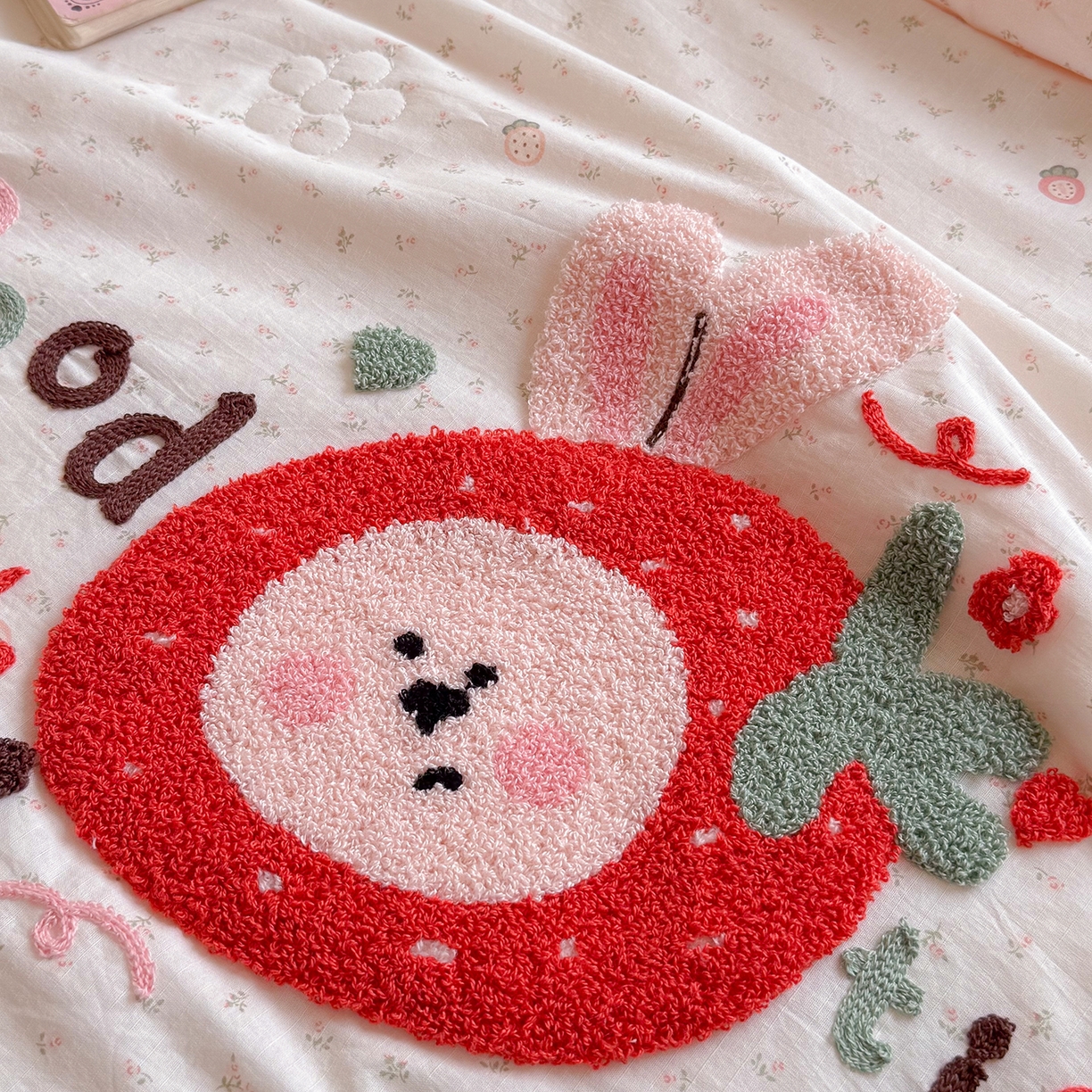 91家纺网 家纺一手货源 找家纺 有货 2026新款棉麻提花印花毛巾绣夏被春秋被被子被芯-甜趣 草莓兔