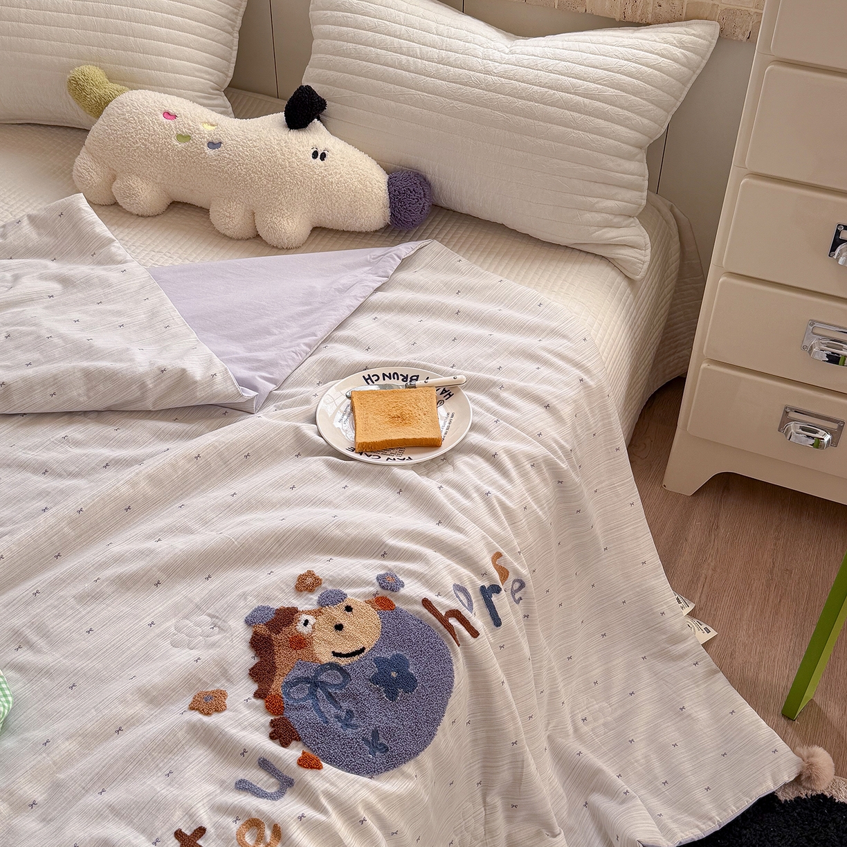 91家纺网 家纺一手货源 找家纺 有货 2026新款棉麻提花印花毛巾绣夏被春秋被被子被芯-甜趣 蓝莓马