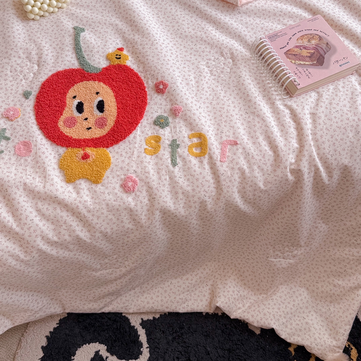 91家纺网 家纺一手货源 找家纺 有货 2026新款棉麻提花印花毛巾绣夏被春秋被被子被芯-甜趣 樱桃娃娃