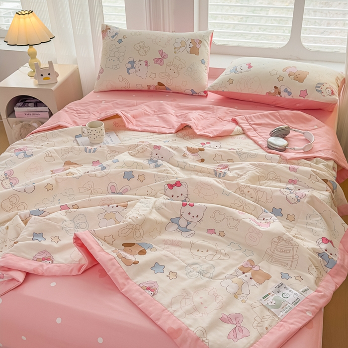 91家纺网 家纺一手货源 找家纺 蓝雀翎 2025新款全棉印花新疆棉花夏被 凯蒂宝贝