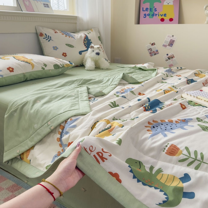 91家纺网 家纺一手货源 找家纺 蓝雀翎 2025新款全棉印花新疆棉花夏被 恐龙谷