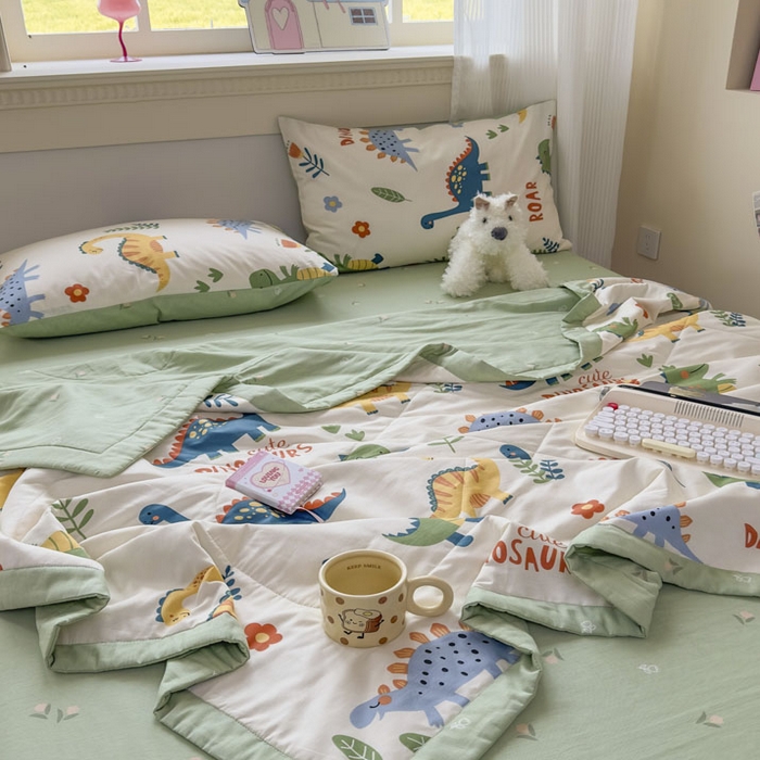 91家纺网 家纺一手货源 找家纺 蓝雀翎 2025新款全棉印花新疆棉花夏被 恐龙谷