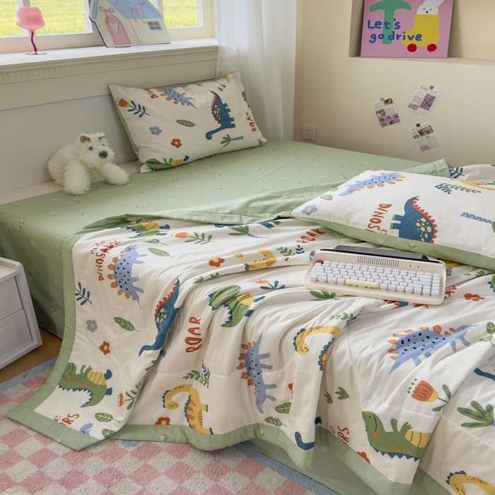 91家纺网 家纺一手货源 找家纺 蓝雀翎 2025新款全棉印花新疆棉花夏被 恐龙谷