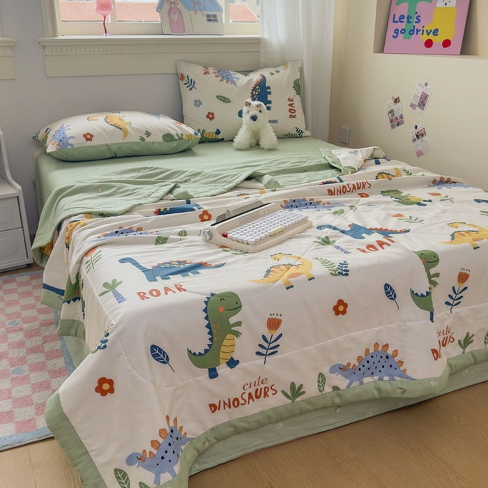 91家纺网 家纺一手货源 找家纺 蓝雀翎 2025新款全棉印花新疆棉花夏被 恐龙谷