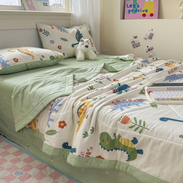 91家纺网 家纺一手货源 找家纺 蓝雀翎 2025新款全棉印花新疆棉花夏被 恐龙谷