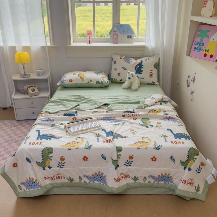 91家纺网 家纺一手货源 找家纺 蓝雀翎 2025新款全棉印花新疆棉花夏被 恐龙谷