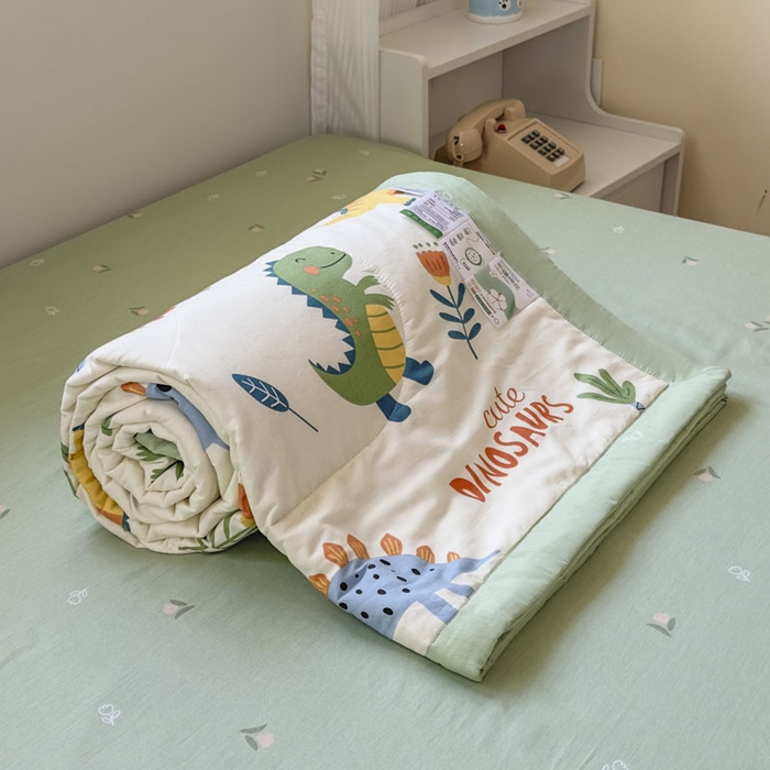 91家纺网 家纺一手货源 找家纺 蓝雀翎 2025新款全棉印花新疆棉花夏被 恐龙谷