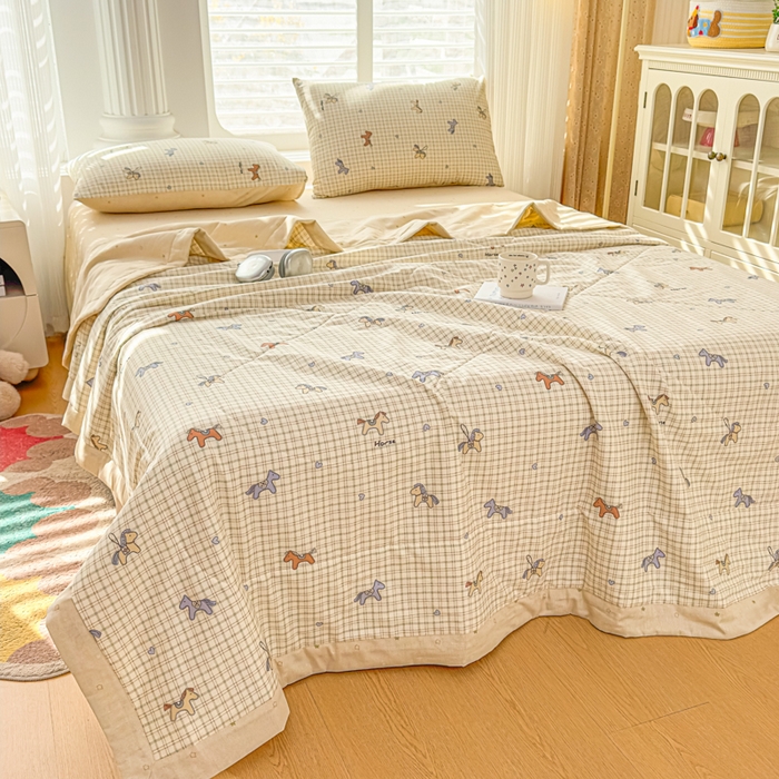 91家纺网 家纺一手货源 找家纺 蓝雀翎 2025新款全棉印花新疆棉花夏被 马到成功