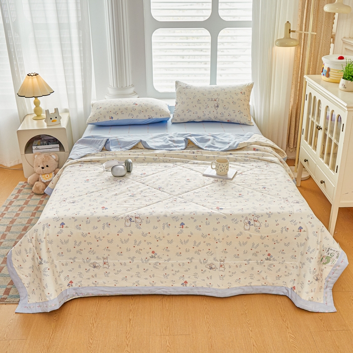 91家纺网 家纺一手货源 找家纺  蓝雀翎 2025新款全棉印花新疆棉花夏被 觅时光-蓝