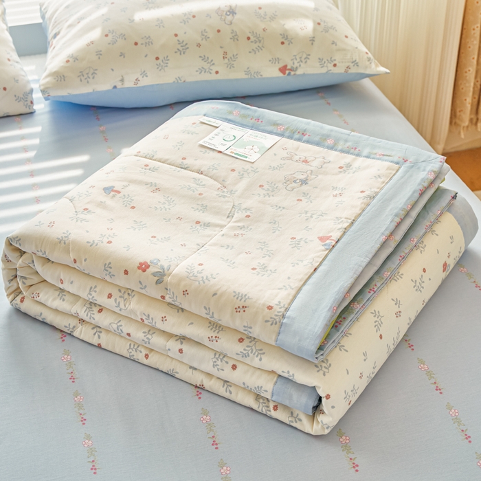 91家纺网 家纺一手货源 找家纺  蓝雀翎 2025新款全棉印花新疆棉花夏被 觅时光-蓝
