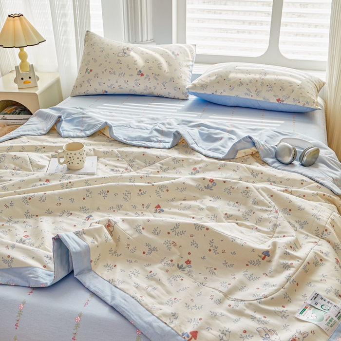 91家纺网 家纺一手货源 找家纺  蓝雀翎 2025新款全棉印花新疆棉花夏被 觅时光-蓝