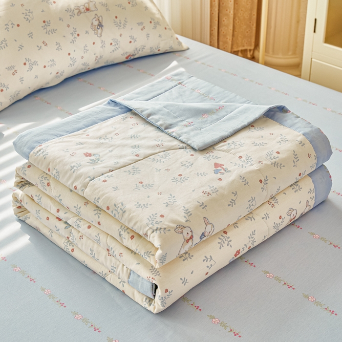 91家纺网 家纺一手货源 找家纺  蓝雀翎 2025新款全棉印花新疆棉花夏被 觅时光-蓝