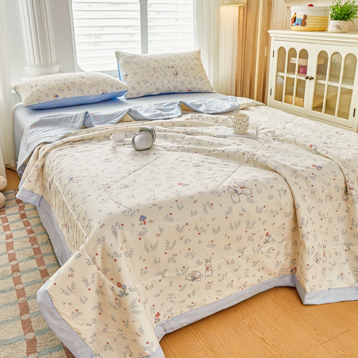 91家纺网 家纺一手货源 找家纺  蓝雀翎 2025新款全棉印花新疆棉花夏被 觅时光-蓝