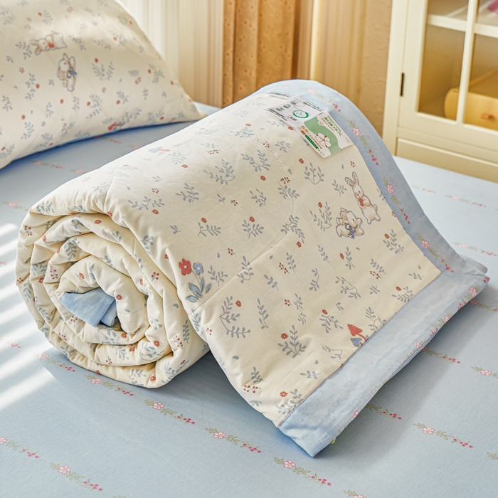 91家纺网 家纺一手货源 找家纺  蓝雀翎 2025新款全棉印花新疆棉花夏被 觅时光-蓝