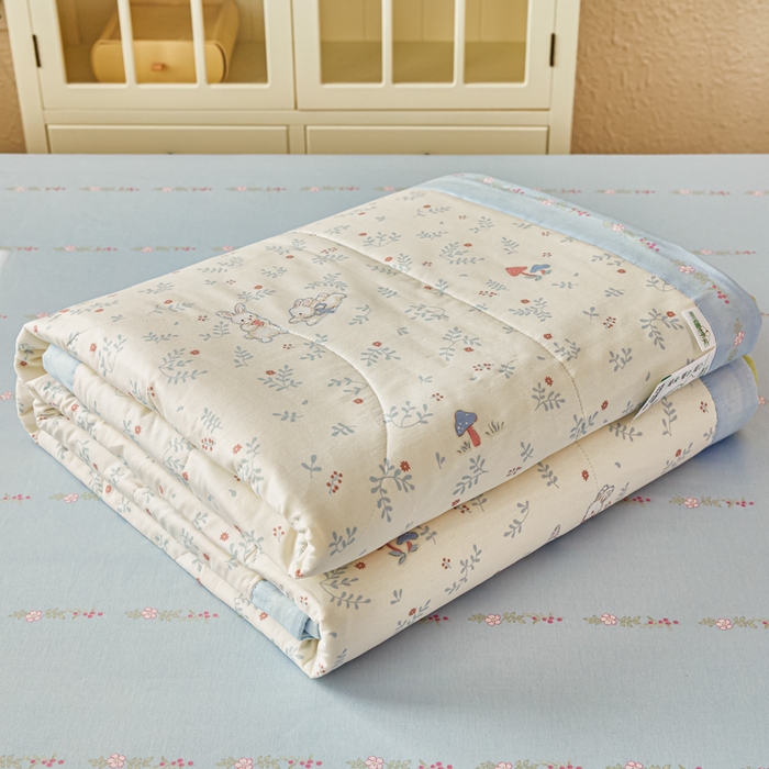 91家纺网 家纺一手货源 找家纺  蓝雀翎 2025新款全棉印花新疆棉花夏被 觅时光-蓝