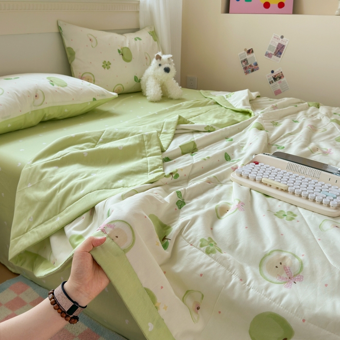 91家纺网 家纺一手货源 找家纺 蓝雀翎 2025新款全棉印花新疆棉花夏被 苹果派对