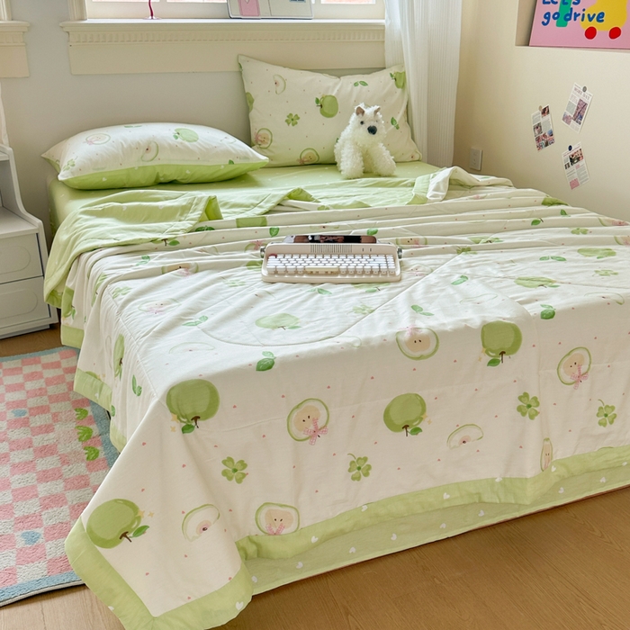 91家纺网 家纺一手货源 找家纺 蓝雀翎 2025新款全棉印花新疆棉花夏被 苹果派对