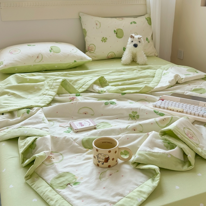 91家纺网 家纺一手货源 找家纺 蓝雀翎 2025新款全棉印花新疆棉花夏被 苹果派对